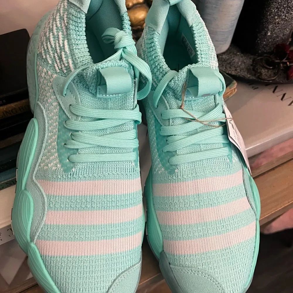 NWT ADIDAS Trae Young 2.0 Signature Basketball Shoes. Men’s size 10.
